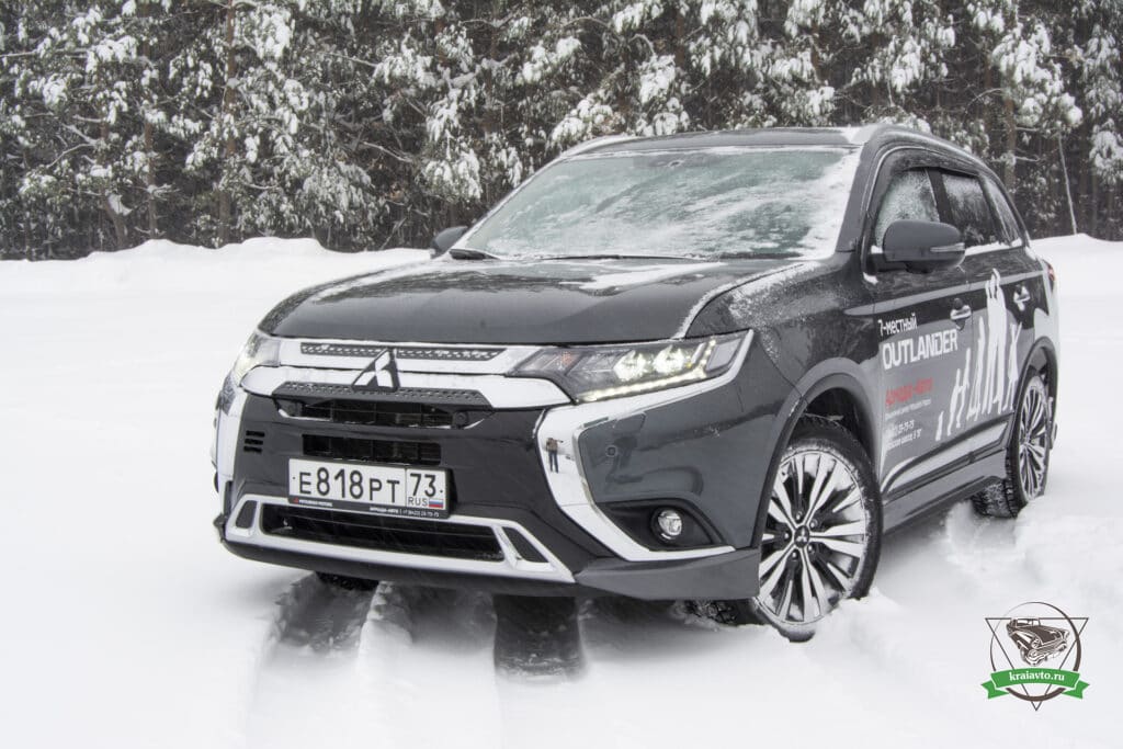 Mitsubishi Outlander 2021 в снегу
